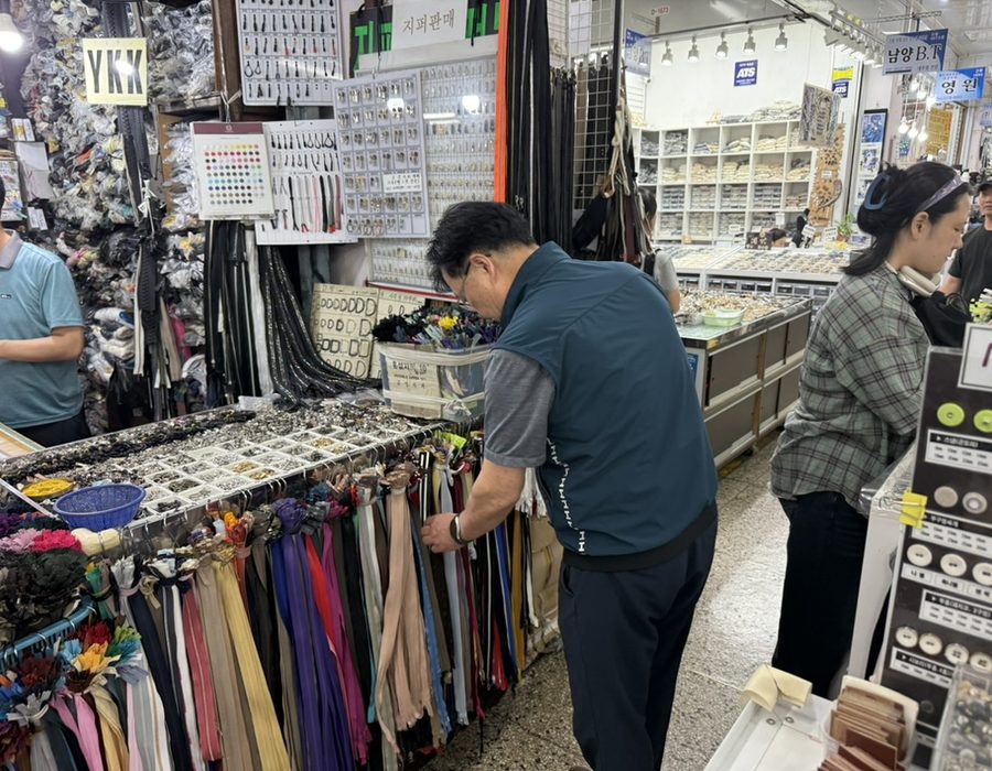 Choosing zippers and trims at the market